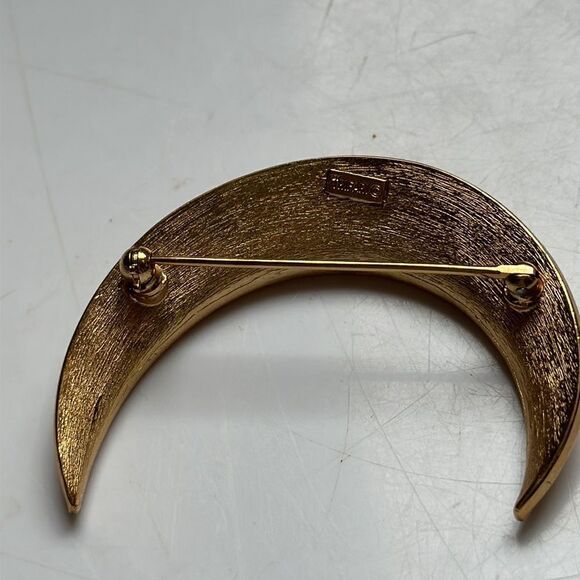 Vintage Trifari gold tone half moon/half circle brooch/pin - Picture 4 of 5
